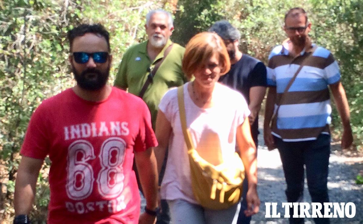 L'arrivo di Roberto Fico accompagnato dalla scorta alla Villa di Beppe Grillo a Marina di Bibbona (foto esclusiva di Michele Falorni)