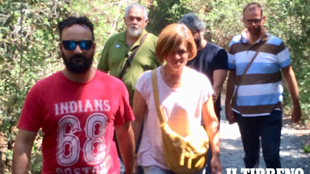 L'arrivo di Roberto Fico accompagnato dalla scorta alla Villa di Beppe Grillo a Marina di Bibbona (foto esclusiva di Michele Falorni)