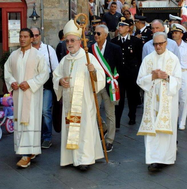 Le Carriere saltano ma domani il vescovo guida la processione