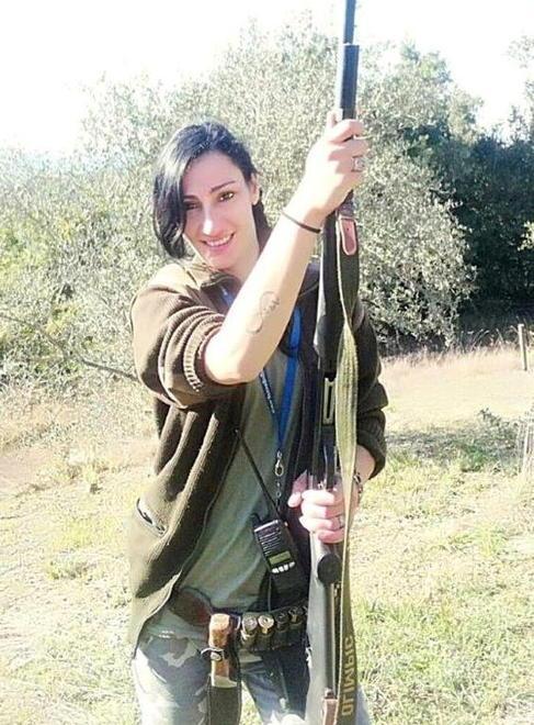 Esperta di caccia e di armi circondata da cattivi compagni 