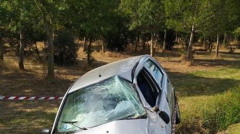 Sbanda con l’auto e finisce in fossetta