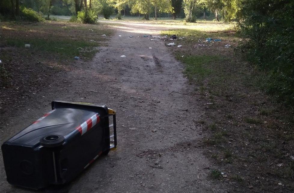 Spazzatura e inciviltà nel parco dei Poggetti