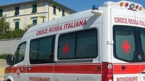 Aggredisce il padre di un ragazzo disabile e poi si dà alla fuga