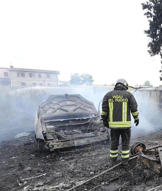 Incendiata di notte una vecchia auto
