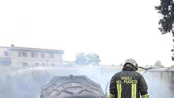 Incendiata di notte una vecchia auto