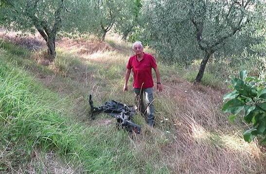 Motorino gettato nei campi