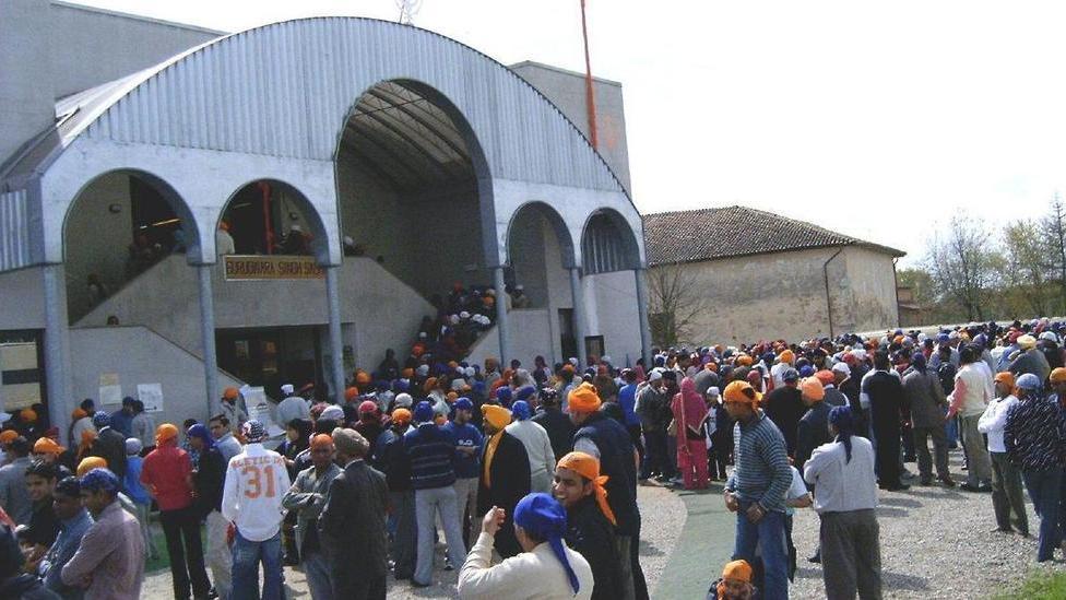 Saccheggia le auto dei fedeli del tempio Sikh