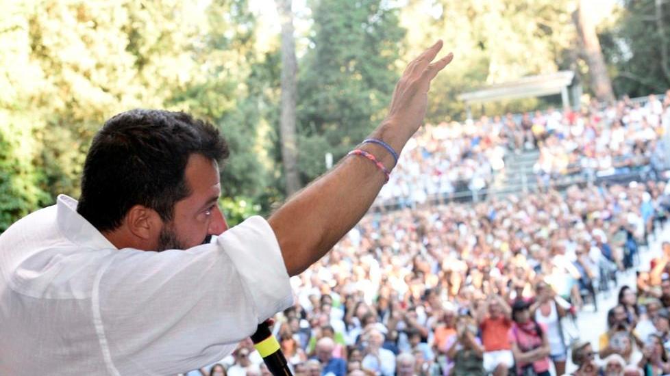Matteo Salvini saluta il pubblico arrivato ad ascoltarlo alla Versiliana