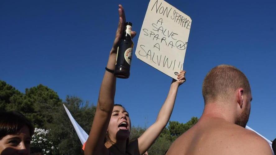 Una ragazza innalza un cartello anti-Lega al corteo di Massa