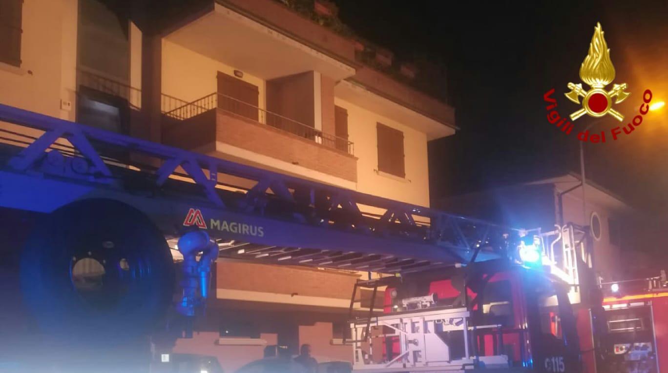 Tre intossicati nell'incendio di un appartamento