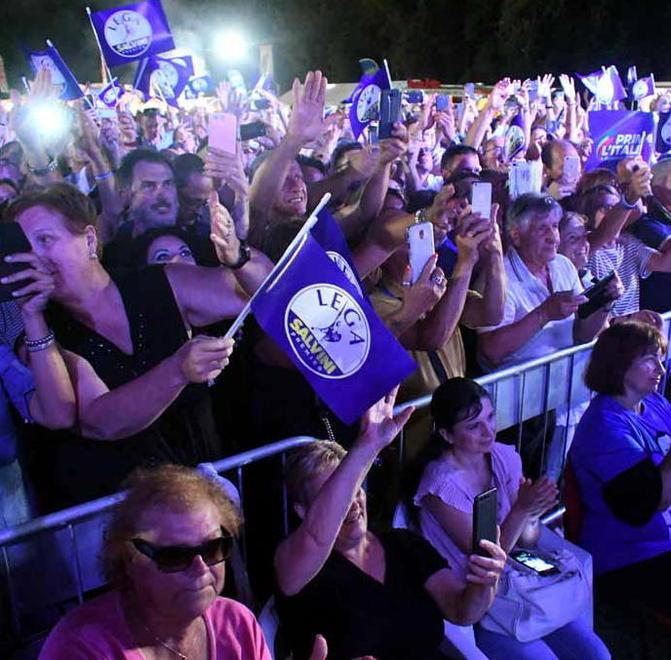 «Richard Gere è vecchio, meglio Salvini». Il leader leghista come una rock star 