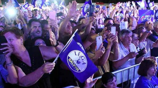 «Richard Gere è vecchio, meglio Salvini». Il leader leghista come una rock star