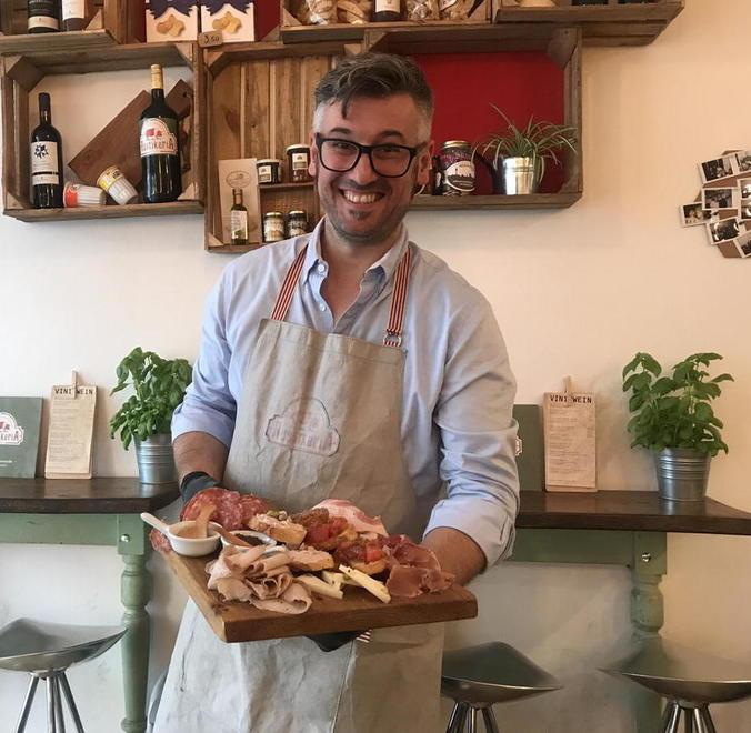 Massimo Chiti al lavoro nella sua “Rustikeria” (Fotoservizio di Enrico Agostoni)