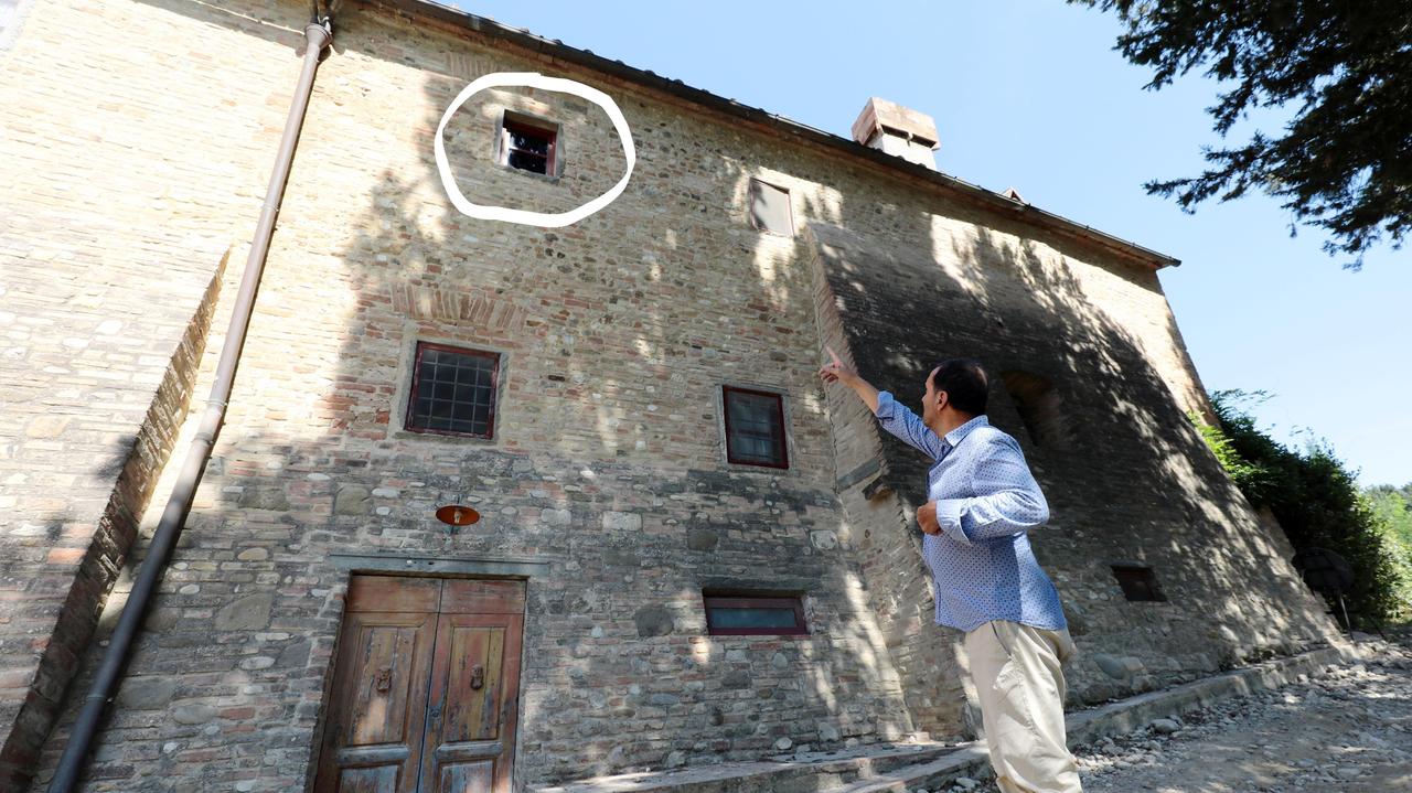 Il gestore dell'agriturismo indica la finestra da cui è caduto il bambino (foto Sestini)