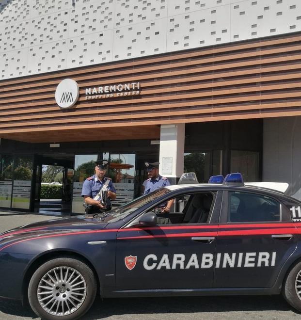 Rubano abiti e scarpe, arrestati fuori dal Carrefour