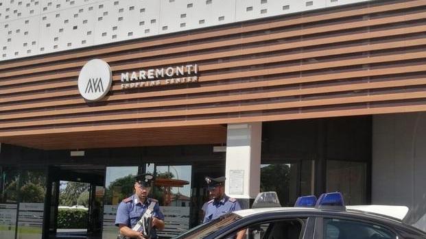 Rubano abiti e scarpe, arrestati fuori dal Carrefour
