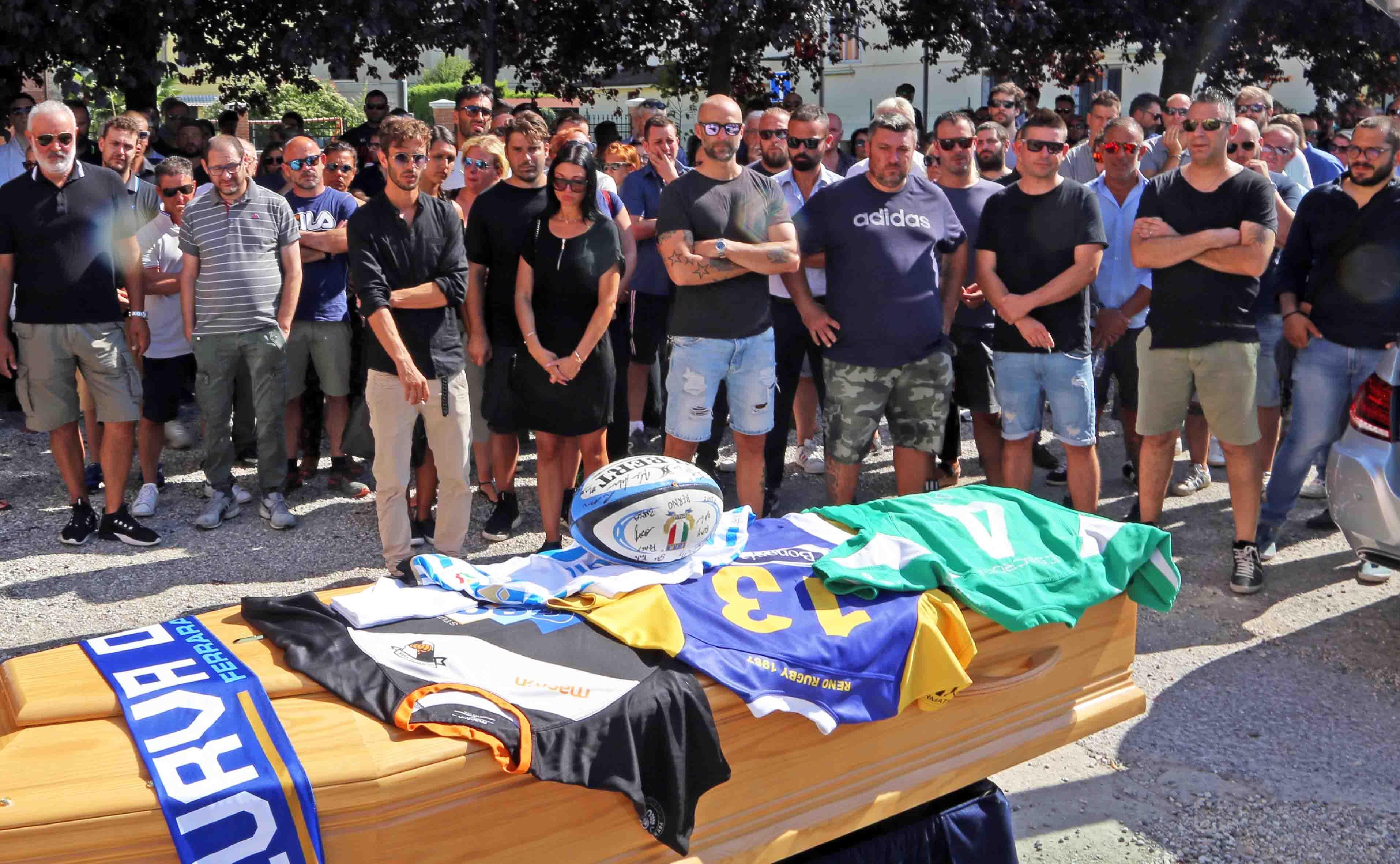 Lacrime a Monestirolo per l'addio al rugbista