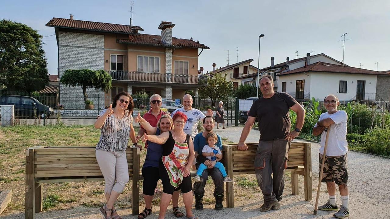 I volontari che coltivano gli orti urbani di Viaccia