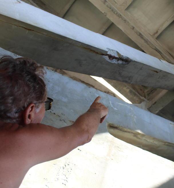 In Calafuria dopo le foto choc: «Così il nostro ponte ci fa paura» 