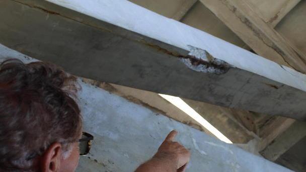 In Calafuria dopo le foto choc: «Così il nostro ponte ci fa paura»