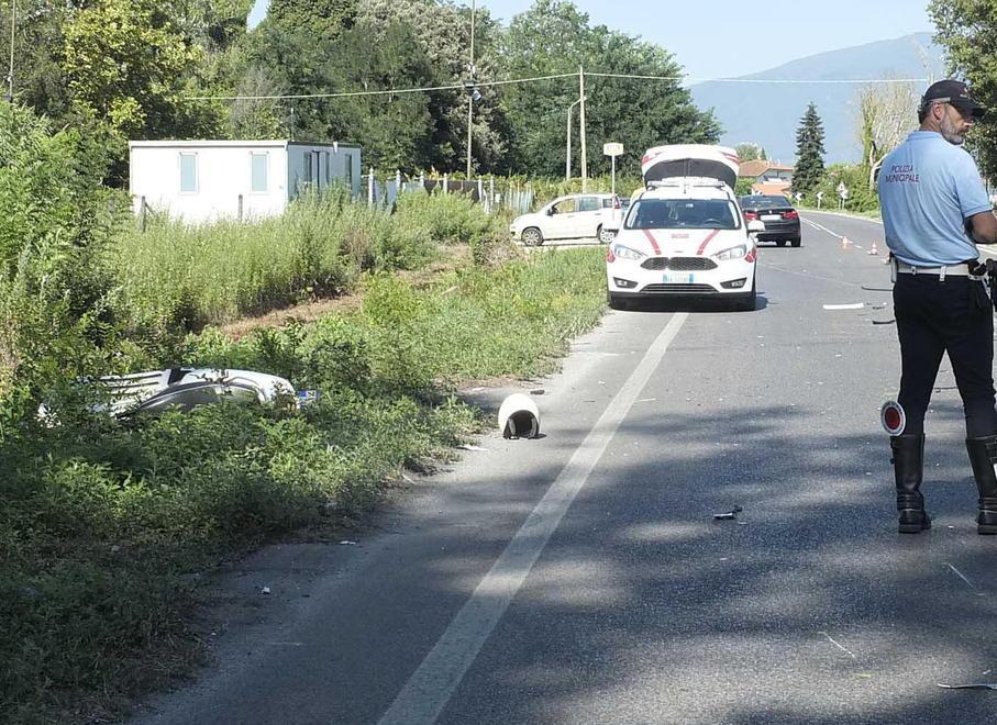 I vigili urbani di Pisa sul luogo dell’incidente lungo la strada per il mare, viale D’Annunzio (Foto Fabio Muzzi)