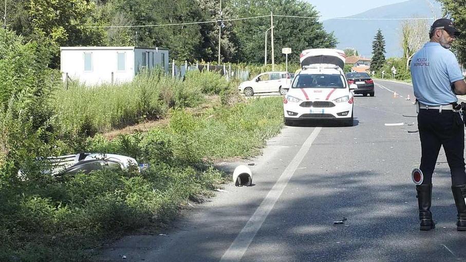 I vigili urbani di Pisa sul luogo dell’incidente lungo la strada per il mare, viale D’Annunzio (Foto Fabio Muzzi)