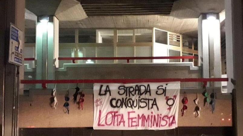 Striscione e reggiseni delle femministe