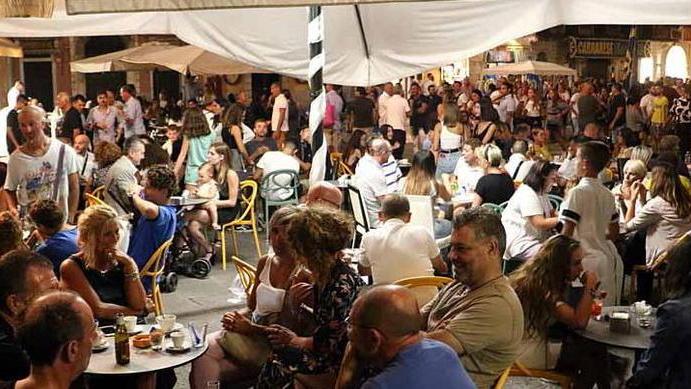 Notte bianca da record, tutto esaurito in città musica e balli in centro