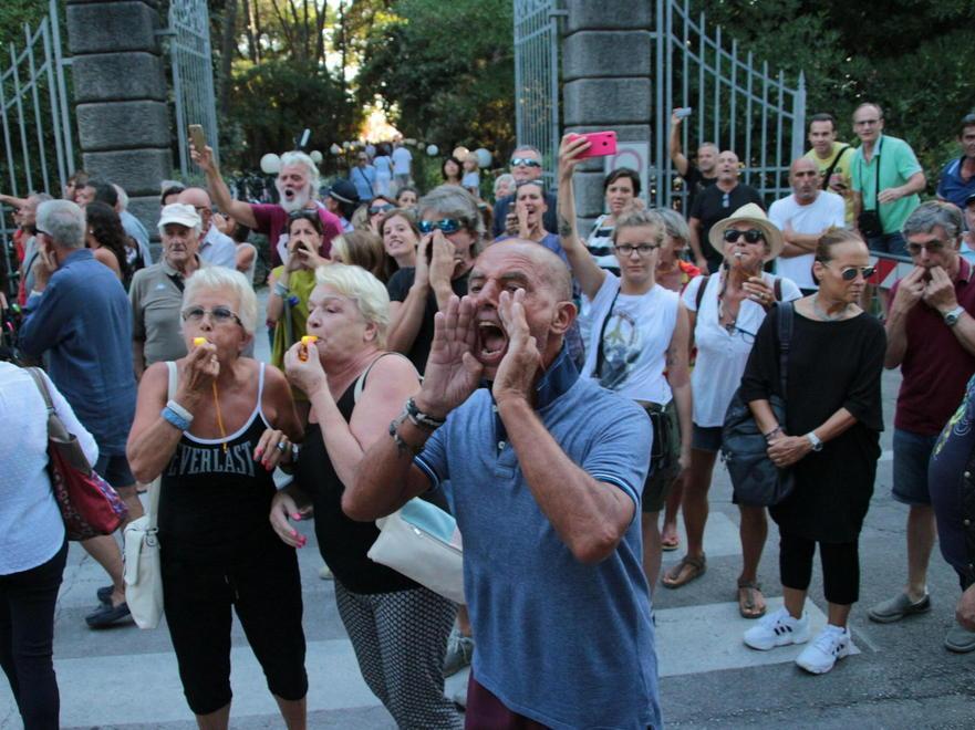 Duemila in delirio per il leader della Lega «Matteo siamo con te» 