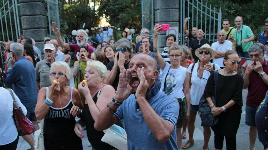 Duemila in delirio per il leader della Lega «Matteo siamo con te»
