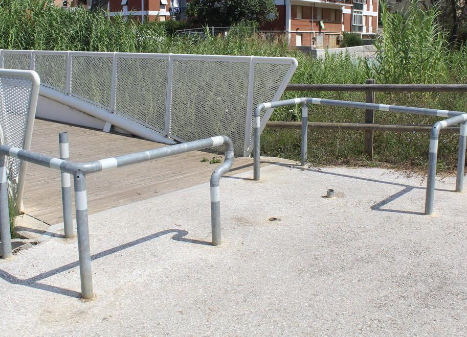 Sos da Salviano: «Segate le barriere anti-scooter, erba alta, scritte e parco ko» 