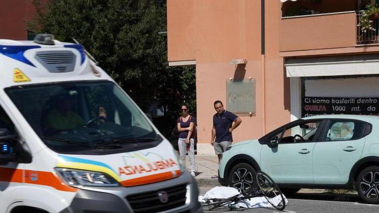 Malore in bicicletta, urta un’auto in sosta e cade a terra Inutili i socccorsi