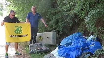 Via Rubattorno, discarica abusiva