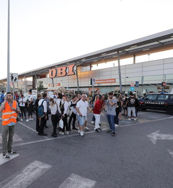 «C’è una bomba in un cestino» Centro commerciale evacuato 