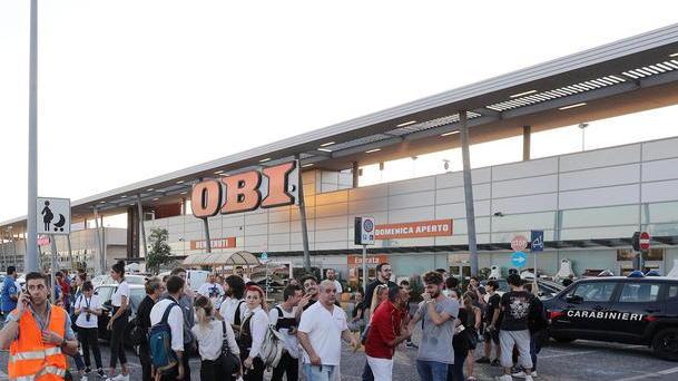 «C’è una bomba in un cestino» Centro commerciale evacuato
