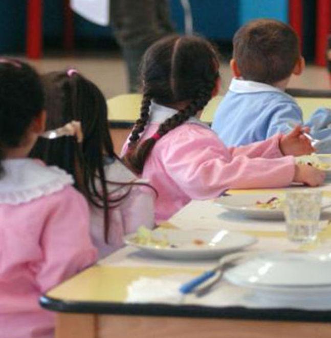 Stop ai piatti di plastica nelle mense scolastiche delle quattro elementari 