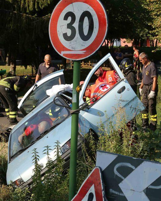 Centrato da un’auto e scaraventato nel fosso 