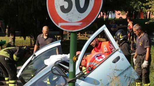 Centrato da un’auto e scaraventato nel fosso