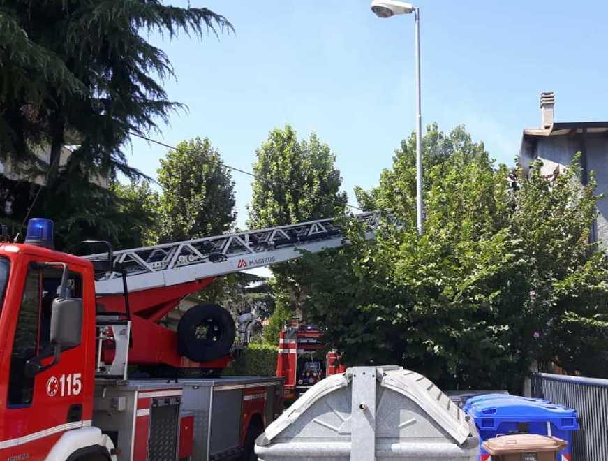 Fumo e fiamme nel sottotetto