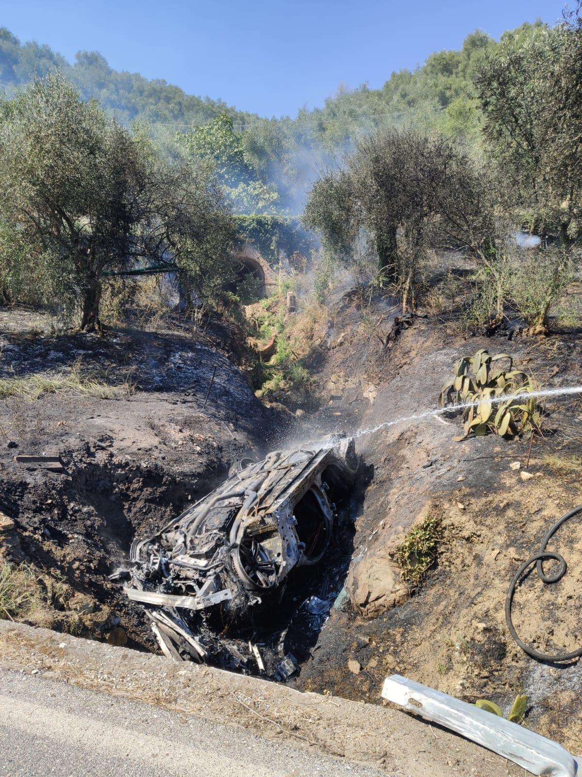 L’auto esce fuori strada e prende fuoco: illesi quattro giovani 