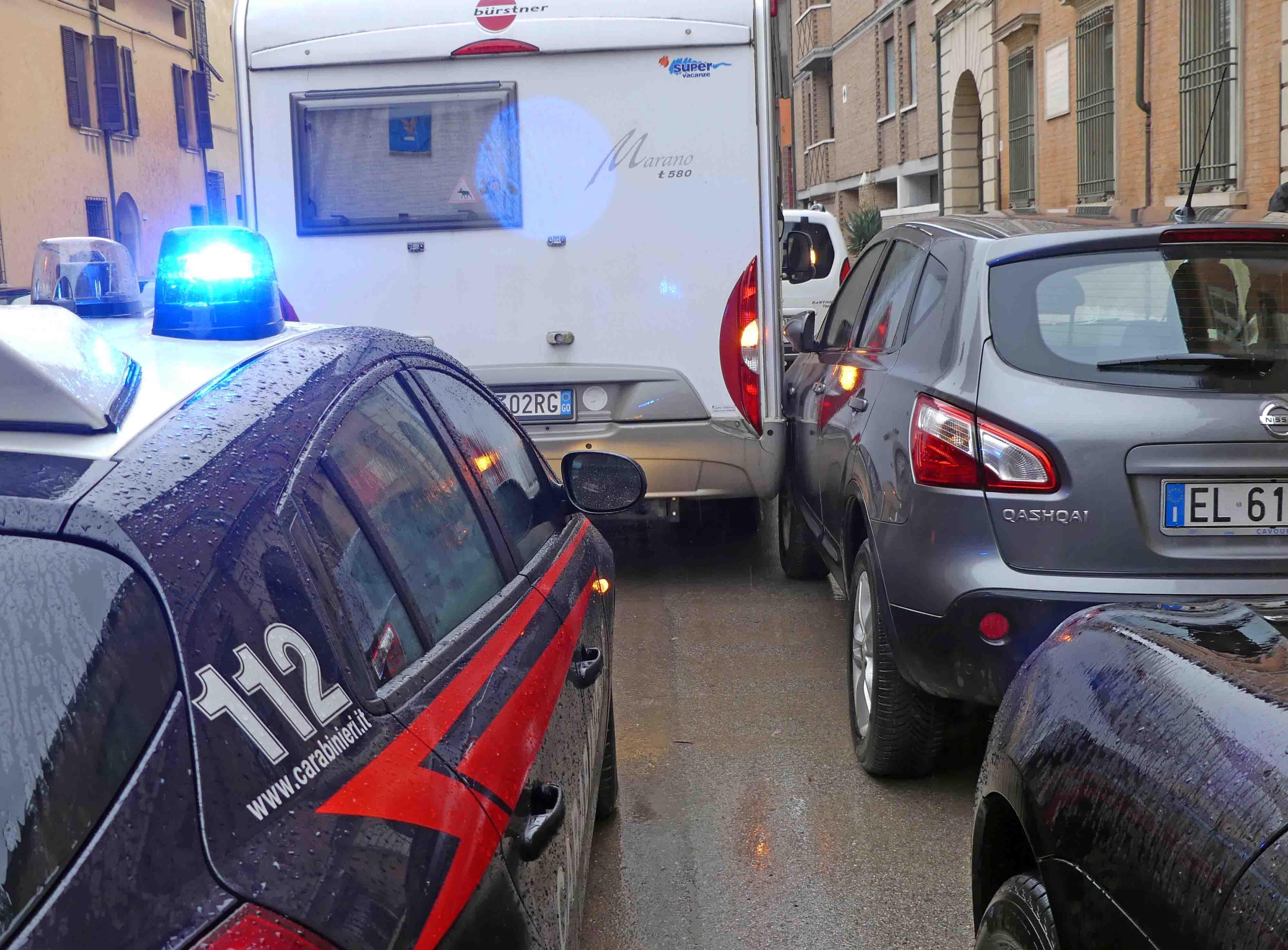I padroni sono fuori, i ladri rubano nel camper 