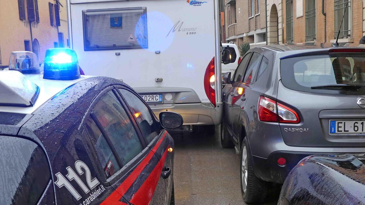 I padroni sono fuori, i ladri rubano nel camper