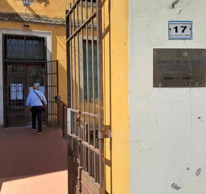 In coda dalle 5,30 del mattino per fare la carta d’identità 