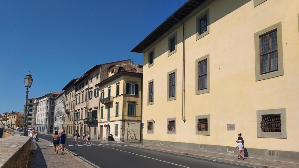 L’edificio all’interno del quale si trovano i tre alloggi in vendita si trova sul Lungarno Pacinotti e di fronte alla chiesa di Santa Maria della Spina.