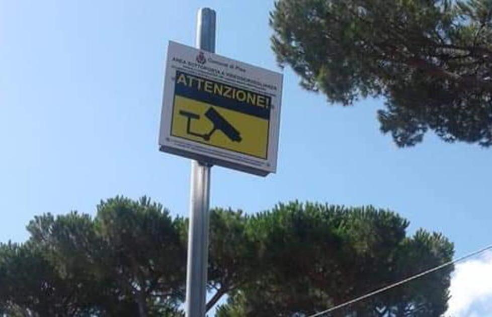 Il cartello che avvisa i cittadini della presenza delle telecamere contro lo scarico illegale di rifiuti