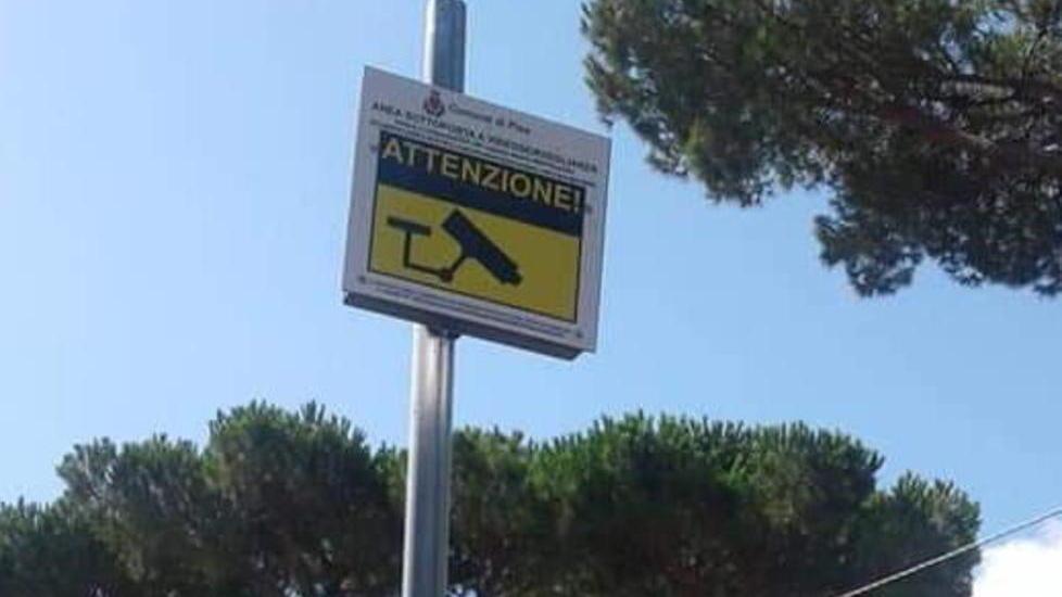 Il cartello che avvisa i cittadini della presenza delle telecamere contro lo scarico illegale di rifiuti