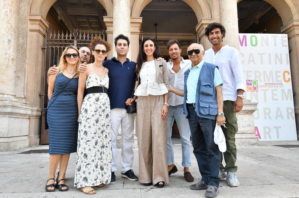 Giada Benedetti insieme alla famiglia davanti al municipio