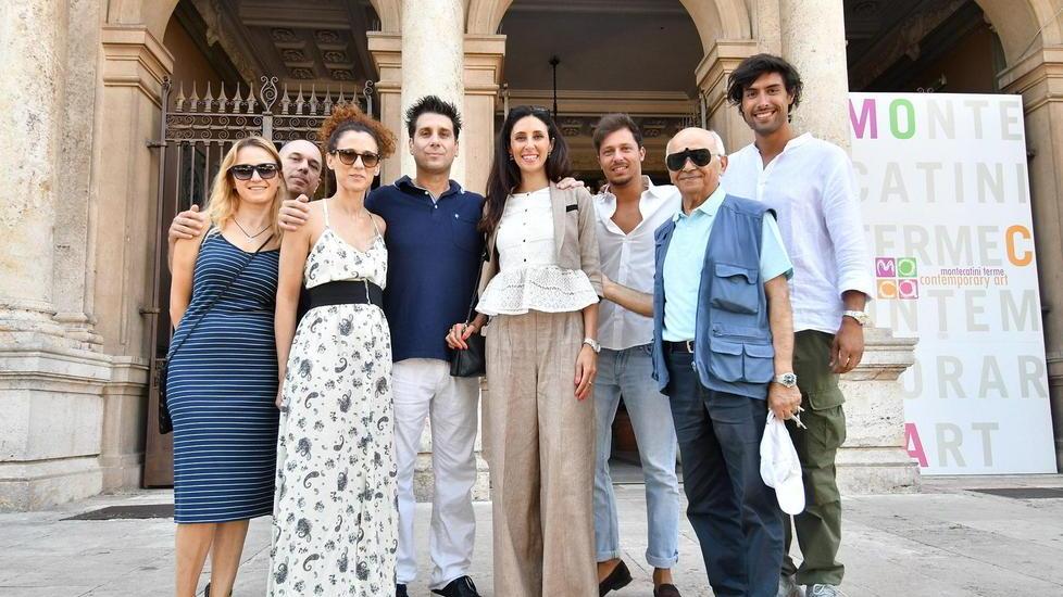 Giada Benedetti insieme alla famiglia davanti al municipio