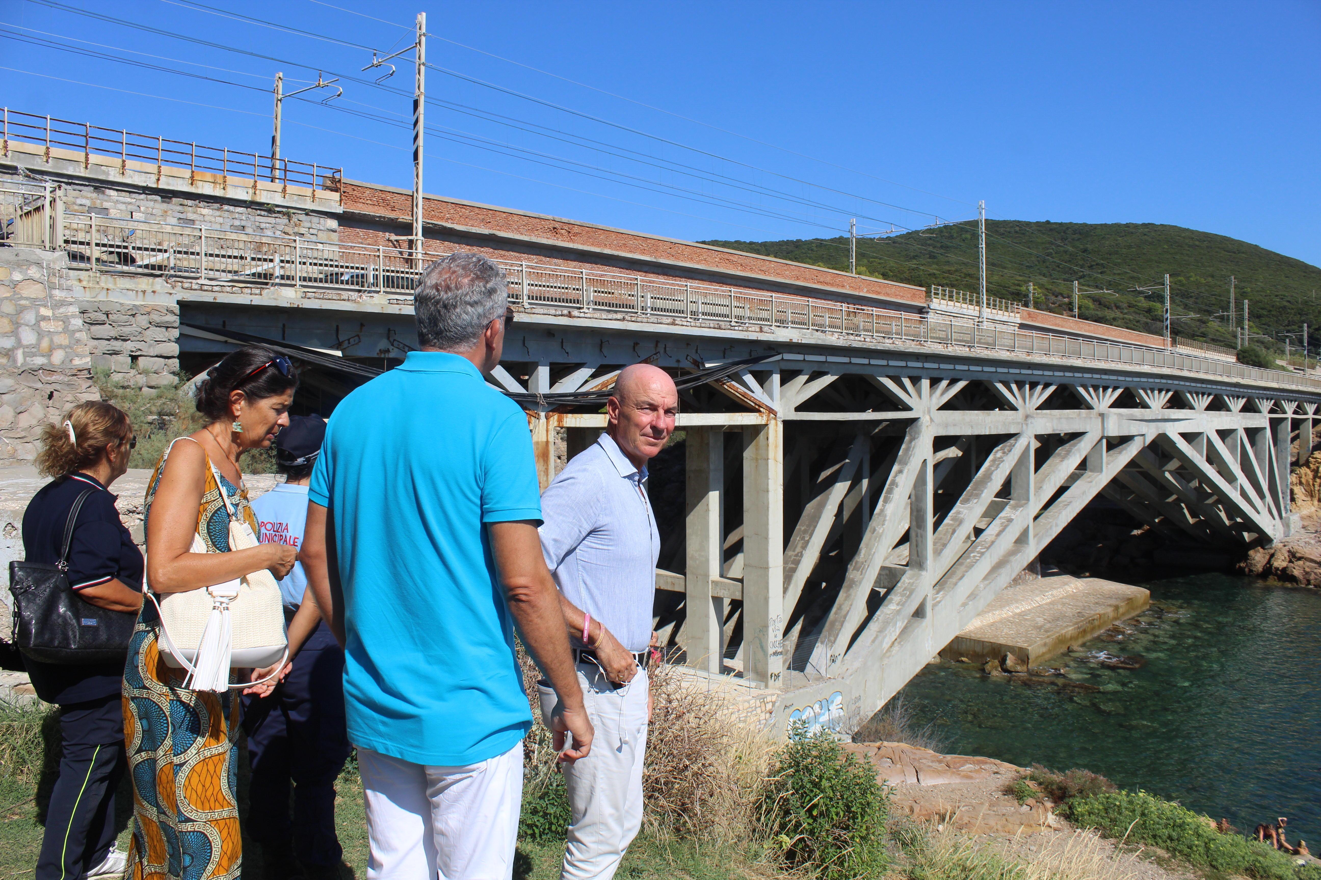 Ponte di Calafuria: il sindaco Luca Salvetti e la vicesindaca Monica Mannucci sono andati sul posto per rendersi conto di persona