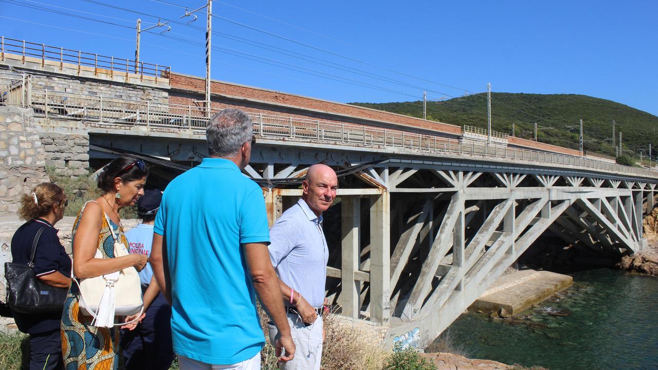 Ponte di Calafuria: il sindaco Luca Salvetti e la vicesindaca Monica Mannucci sono andati sul posto per rendersi conto di persona